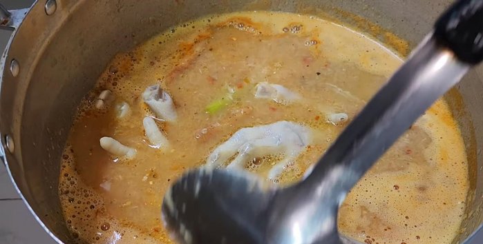 In a pot, combine the strained broth with the boiled chicken and the water used for boiling the chicken. (186.48)