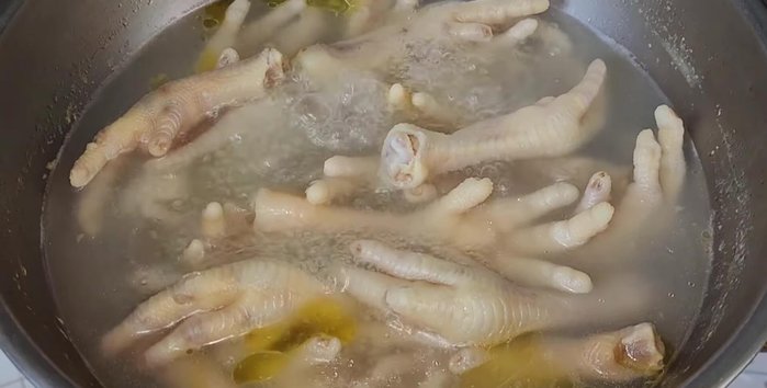 Boil chicken legs/feet for about 30 minutes after washing and salting them. (25.16)
