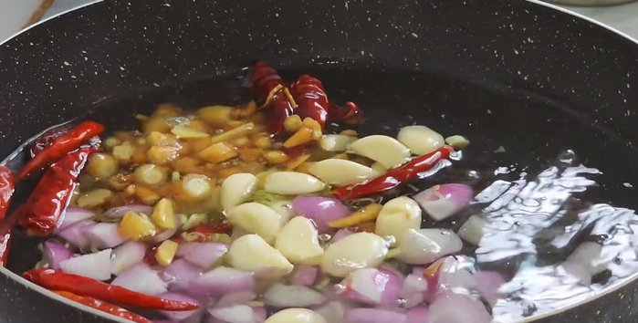 Blend mackerel, crab meat, snakehead/tilapia fish (or canned fish), fish balls, and chicken blood with a little water until smooth. (98.64)