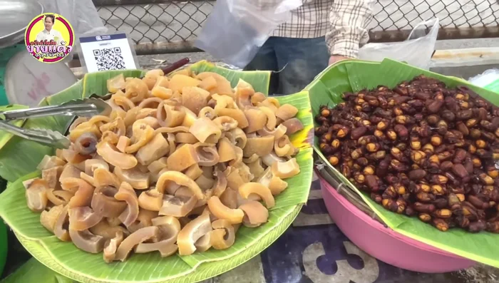 Add the mushrooms and other vegetables (bamboo shoots, betel leaves) to the pot and stir-fry until softened. (63, 85.36)