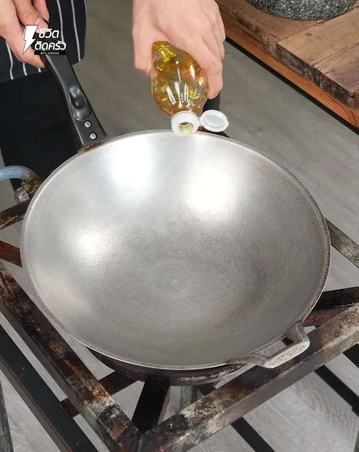 Heat a pan over medium heat, add oil, and then add the curry paste. Stir-fry until fragrant.