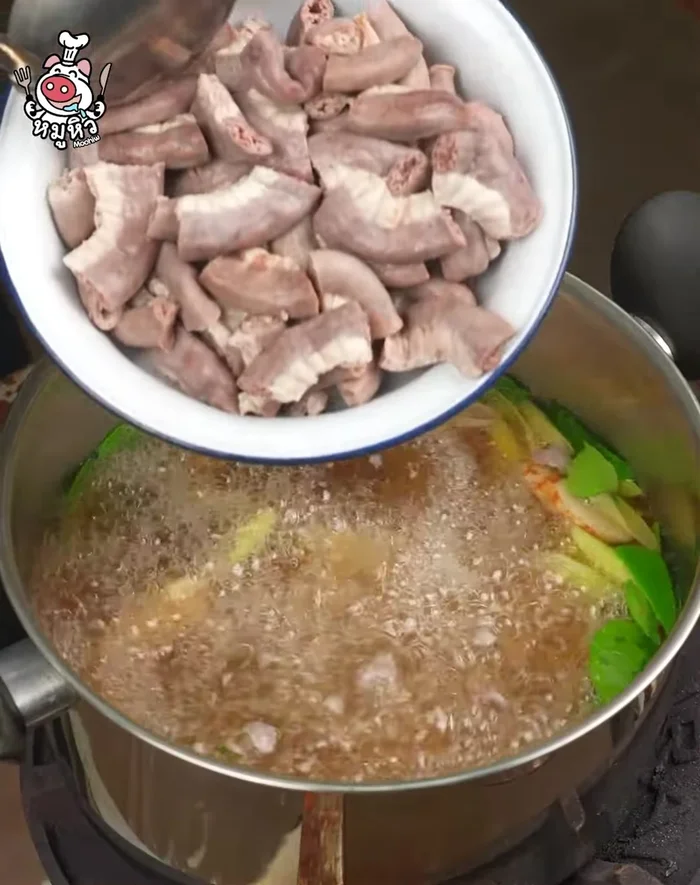 Add the fish intestines and boil for a while.