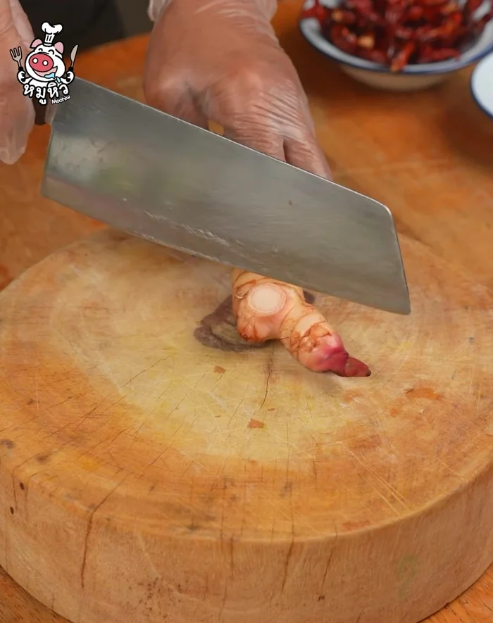Cut the lemongrass into pieces.
