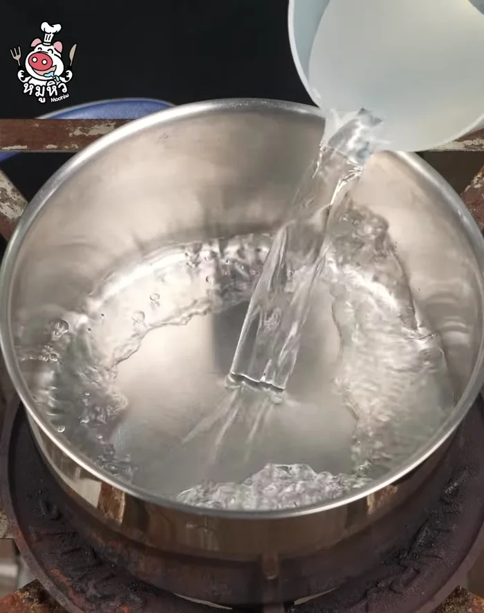 In a pot over medium heat, bring water to a boil. Add the kaffir lime leaves and lemongrass.