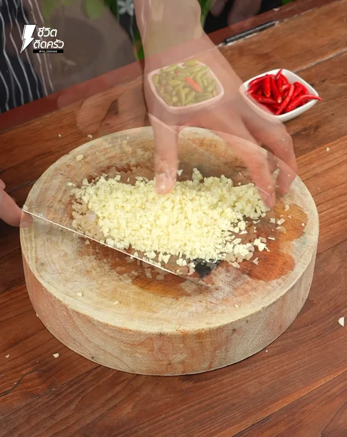 Prepare the ingredients: Finely chop the garlic. Chop the red and spicy chili peppers into small pieces. Set aside.