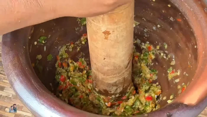 Remove the bones from the mackerel and pound it until fine.