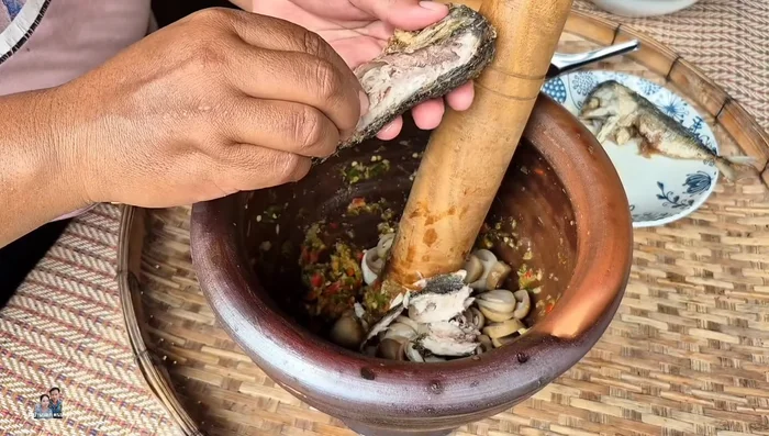 Combine the pounded mackerel, chili, garlic, and boiled straw mushrooms.