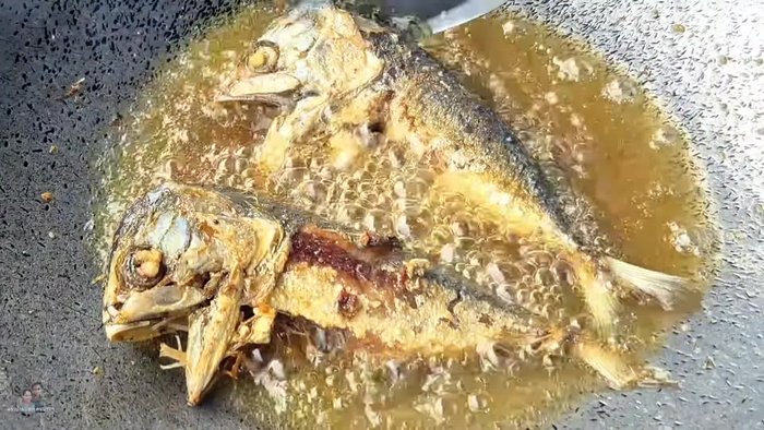 Fry the mackerel until golden brown and fragrant. Peel the meat.
