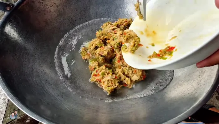 Add the mixture of mackerel, chili, garlic, and straw mushrooms to the pan.
