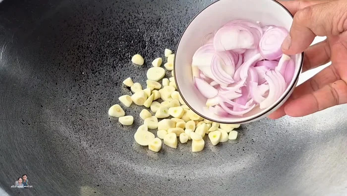Roast the chili, garlic, and shallots until fragrant.