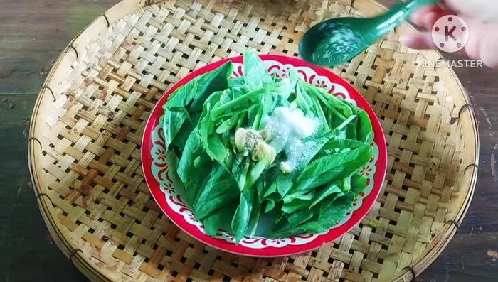 Add MSG, seasoning powder, sugar, white vinegar, and oyster sauce to the kale.