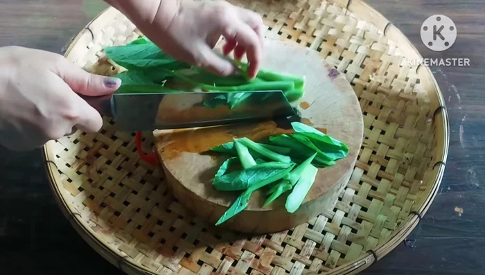 Cut the kale into bite-sized pieces. Remove any yellowed leaves and select only the tender stems and young shoots.