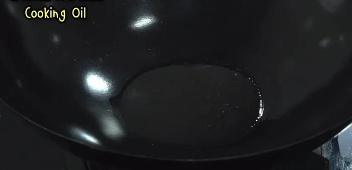 Heat oil in a pan. Add pounded garlic and chilies, stir-fry until fragrant (low-medium heat to prevent burning).