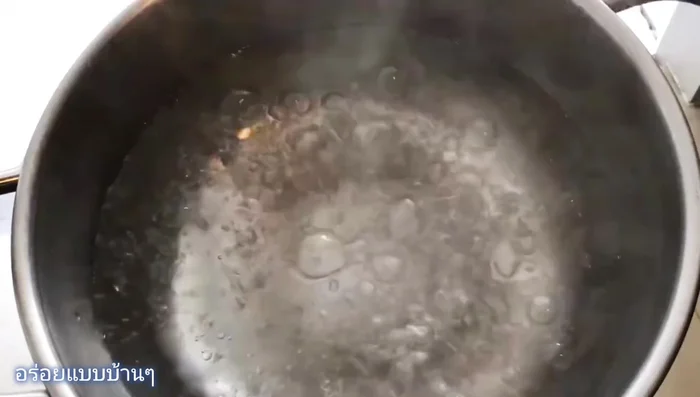 Turn off the gas and add 200ml of room temperature water to the boiling water.