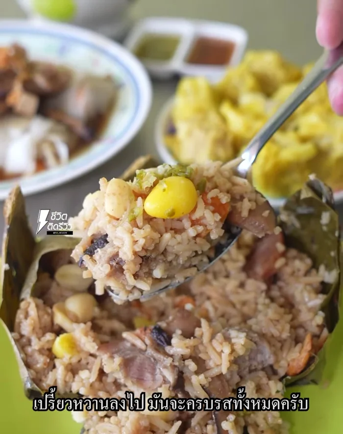 Serve the lotus leaf rice. Garnish with chili sauce. (146.8)