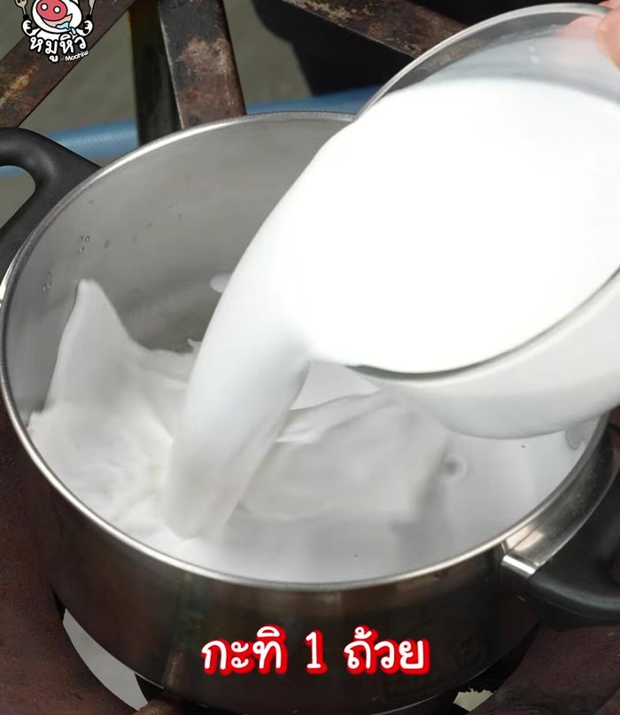 Make coconut milk: Pour coconut milk into a pot. Add coconut sugar, granulated sugar, and salt. Stir until the coconut milk changes color and starts to boil.