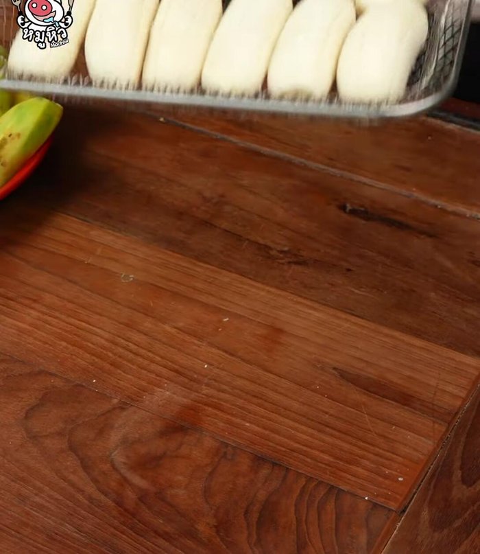 Arrange bananas in the fryer, one at a time, then put them in the woven pot. Set the temperature to 180 degrees and fry for 15 minutes.
