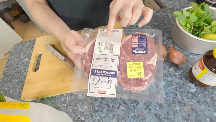Prepare the beef: Season the steak (480g) with salt and pepper. Pan-fry the beef without oil until slightly browned, then set aside. Do not overcook.