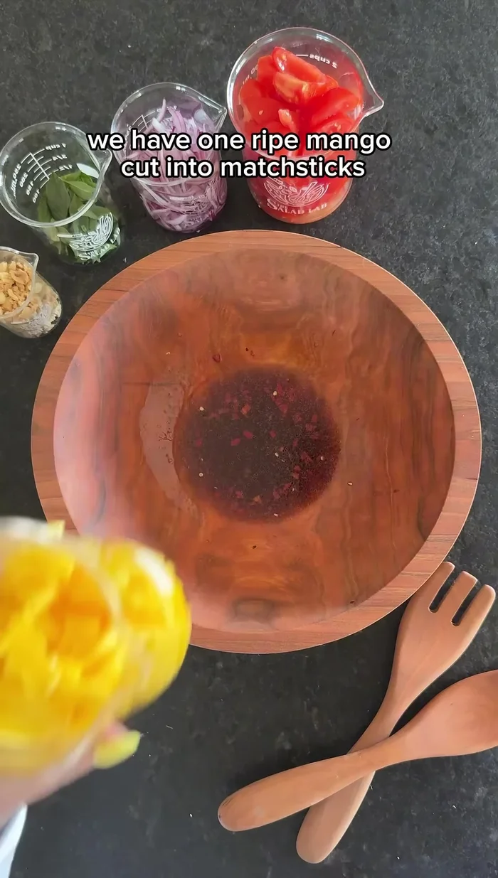 Cut the mango into matchsticks.