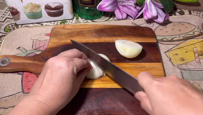 Cut the onion into pieces. (Size doesn't matter).