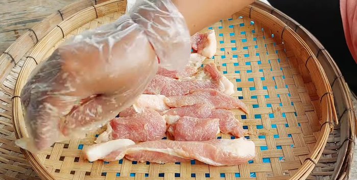 Dry the marinated pork using a wire rack. Dry in direct sunlight for about 2 hours, flipping halfway. If there is no sun, dry it in the shade for several hours. Do not dry for too long.