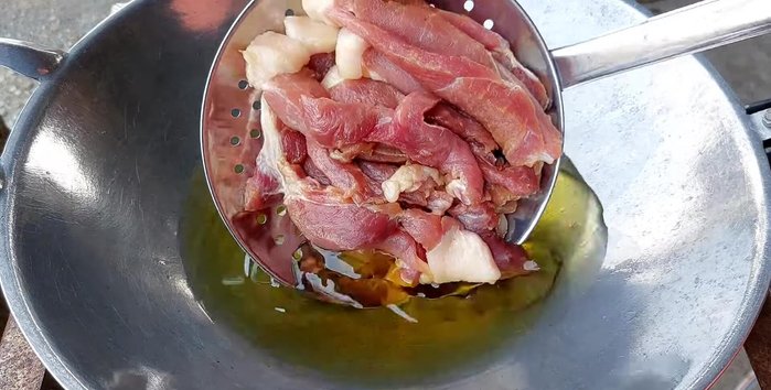 Once dried, fry the pork in a pan with oil over medium heat. Begin frying when the oil is not too hot, allowing the pork to soften before increasing the heat.