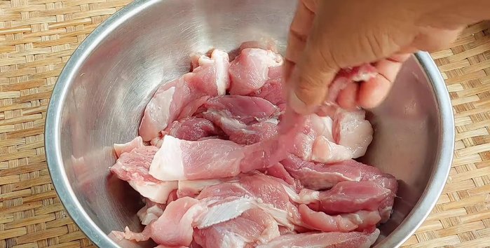 Cut the pork into long pieces, similar to regular fried pork, but make the slices fairly thick.
