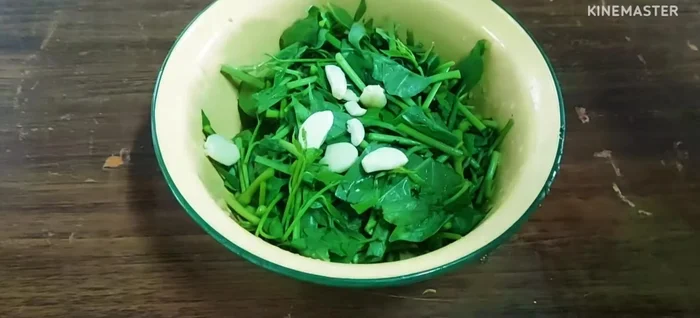 Prepare the garlic: crush 6-7 cloves.