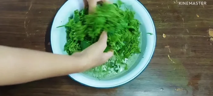 For the sour curry: Wash morning glory flowers thoroughly. Remove old stems.