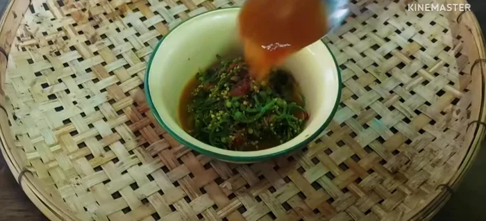 Serve the stir-fried morning glory and sour curry with rice.