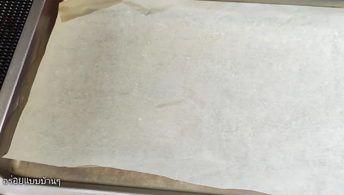 Prepare the baking pan: Line the baking pan with greaseproof paper (optional). Place the seasoned bonito on the prepared pan.