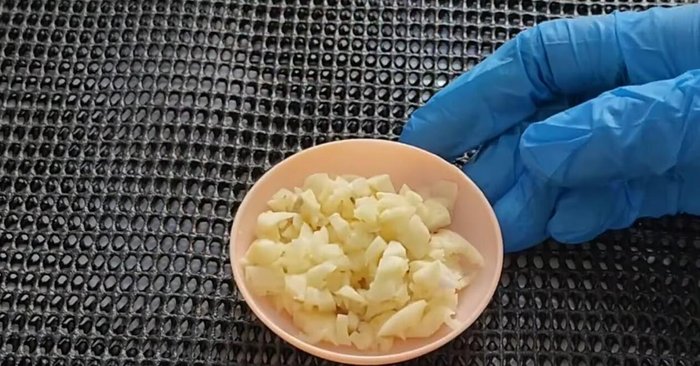 Chop garlic (you can use Thai garlic).