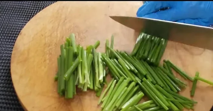 Cut chives into equal pieces and wash.
