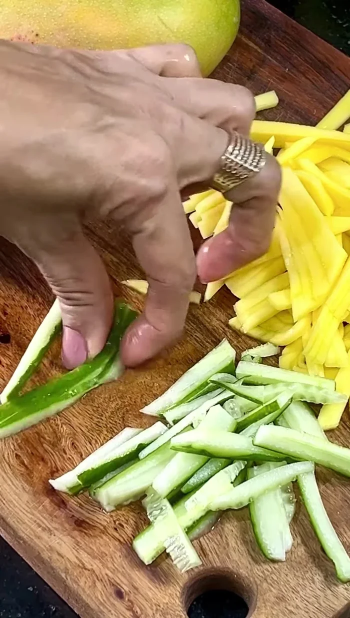 Cut the carrot into thin, long slices.