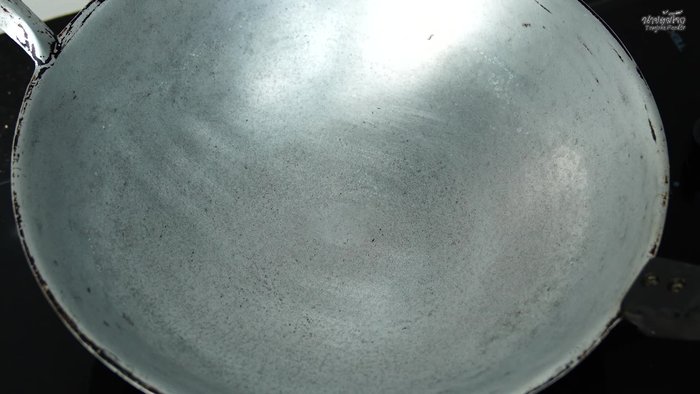 Heat up the pan and add soybean oil. (Stir-fry)