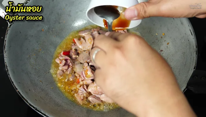 Season the giblets with sugar, oyster sauce, and fish sauce. Mix well and let it simmer until cooked through. Avoid cutting to ensure even cooking. (Seasoning)