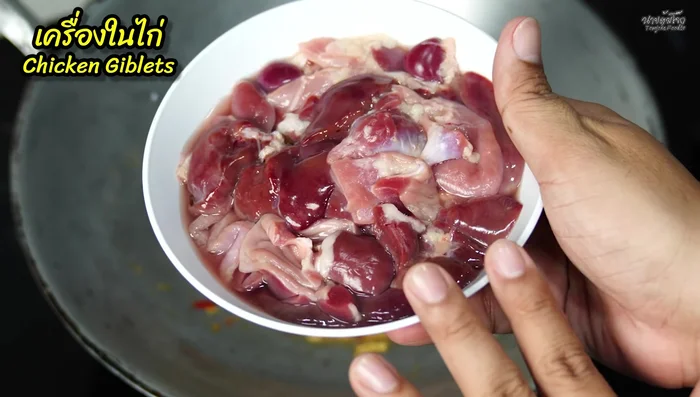 Clean and cut chicken giblets into pieces. Crush with salt to reduce fishy smell. (Optional: Boil giblets first)