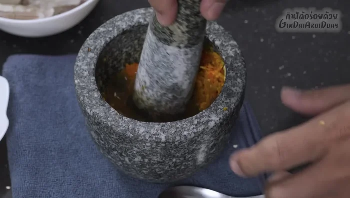 Mix the pounded chilies and shrimp paste with water to create a sauce. (157.56)