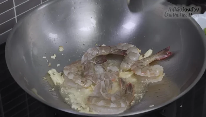 Add the fresh shrimp and stir-fry until cooked. (206.48)