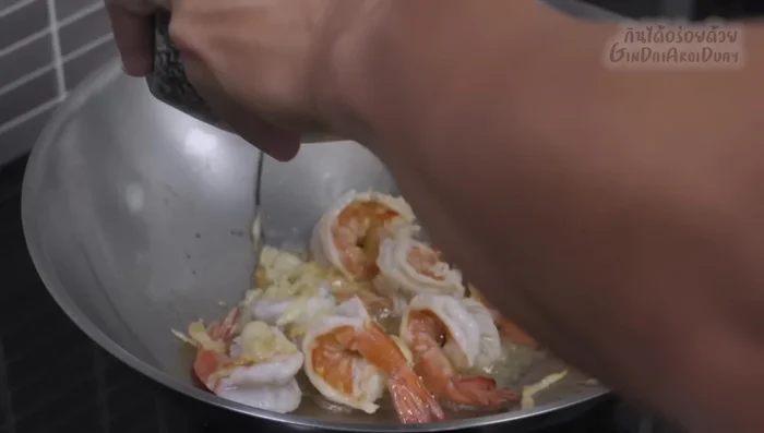 Add the shrimp paste sauce, then stir-fry. (232.879)