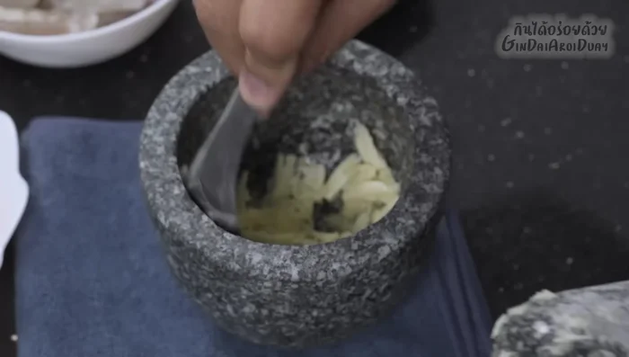 Pound the garlic roughly. (84.52)