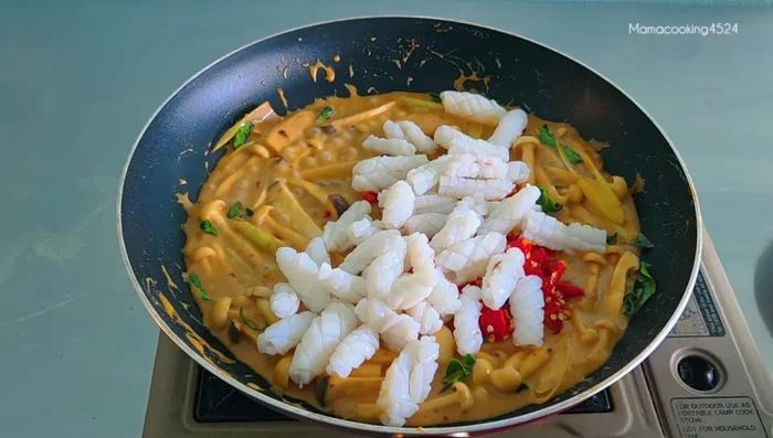 Add pounded chili (adjust amount to taste), then add the cooked squid and shrimp. Stir-fry until well combined.