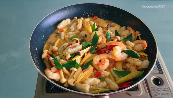 Add more kaffir lime leaves and lemon (adjust amount to taste). Stir-fry to combine.