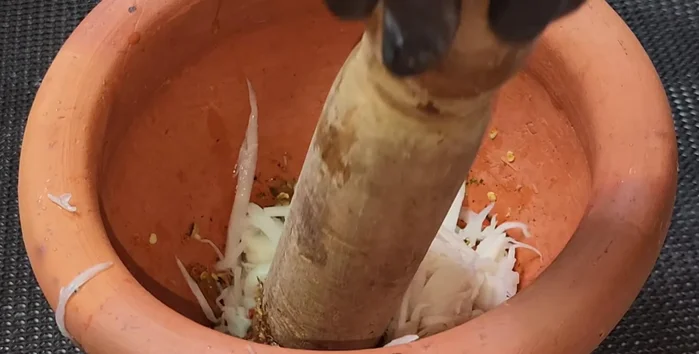Add the boiled bamboo shoots to the pounded mixture and mix gently.