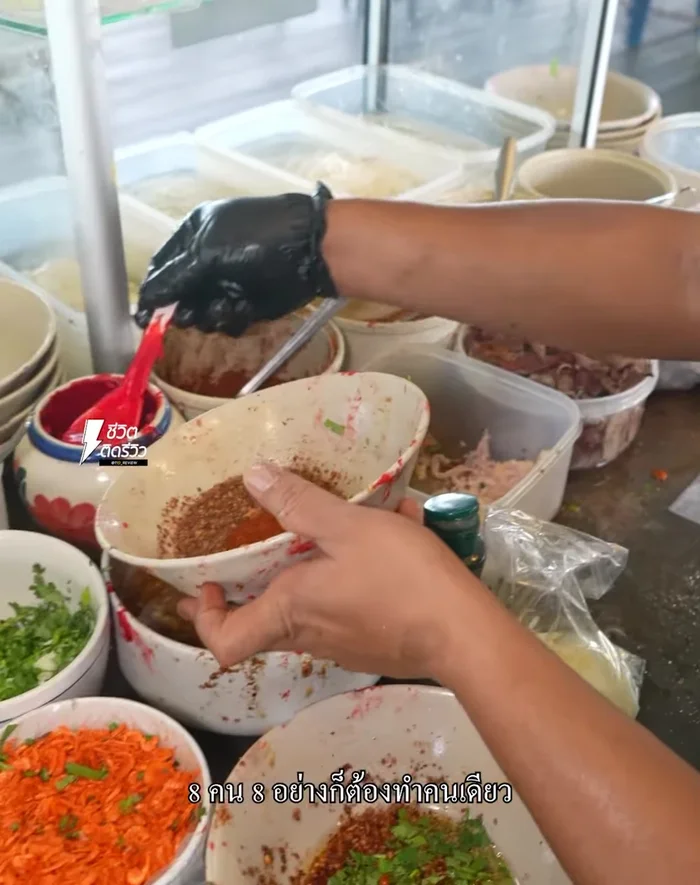 Assemble the bowl: Place noodles in a bowl, add broth, seafood, and stir-fried minced pork. Add bouncy pork as preferred.