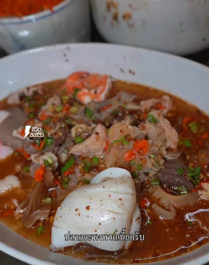 Prepare the ingredients: mince pork, prepare bouncy pork, clean and chop seafood (squid, shrimp, sea bass), prepare liver and intestines, and chop chili peppers.