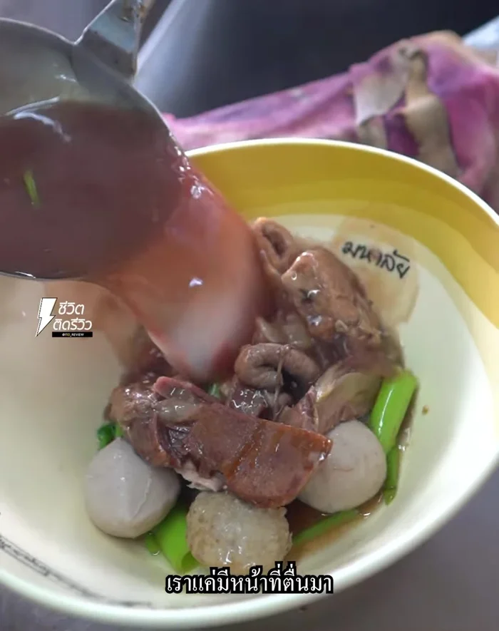 Add the stewed beef and meatballs to the broth.