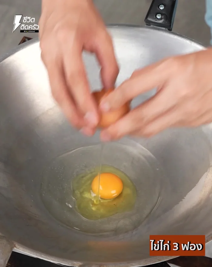 Add oil to pan, add eggs and scramble. Scoop vegetables into bowl.