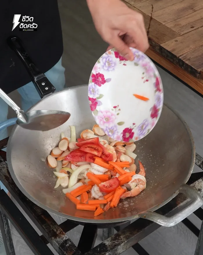 Add tomatoes and carrots, stir-fry until cooked. Add macaroni and sauce.