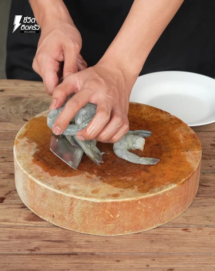 Place shrimp in a bowl. Put pot on high heat, add salt and oil.